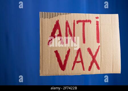 Impfkonzept stoppen. „Anti vax“-Plakat auf blauem Hintergrund Stockfoto