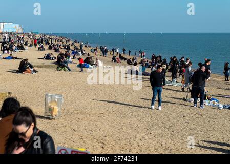 Southend, Essex, Großbritannien 4. April 2021: Besucher der Strandpromenade von Southend genießen die entspannenden britischen Sperrbeschränkungen an einem sonnigen Osterfeiertag. Stockfoto