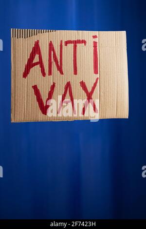 Impfkonzept stoppen. „Anti vax“-Plakat auf blauem Hintergrund Stockfoto