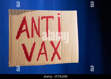 Impfkonzept stoppen. „Anti vax“-Plakat auf blauem Hintergrund Stockfoto