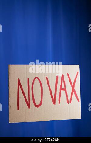 Anti-Impfung-Plakat auf blauem Hintergrund. Kein vax-Konzept Stockfoto