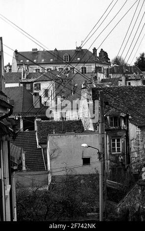 AJAXNETPHOTO. PONTOISE, FRANKREICH. - DÄCHER - STADT IN PARISER VORORTEN, IN DER DIE KÜNSTLERIN CAMILLE PISSARRO LEBTE.FOTO:JONATHAN EASTLAND/AJAX REF:840105 15 72 Stockfoto