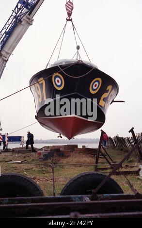 AJAXNETPHOTO. FEBRUAR 1996. CALSHOT, ENGLAND. -ASR-LIFT - LUFTSEERETTUNGSSCHIFF 2597 WIRD BEI CALSHOT VOR DEM SCHLEPPTAU ZUM HAMBLE-FLUSS UND EINER NEUEN ANLEGESTELLE INS WASSER GEHOBEN. FOTO: JONATHAN EASTLAND/AJAX REF:960702 25 Stockfoto