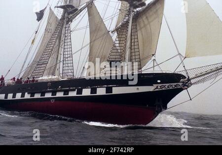 AJAXNETPHOTO. JULI 1990. PLYMOUTH, ENGLAND. - TRAININGSSCHIFF FÄHRT AB - DAS SEA CADET TRAININGSSCHIFF TS ROYALIST BEI SCHWEREM WETTER AUF DER ERSTEN ETAPPE DES TALL SHIPS-RENNENS NACH CORUNA, SPANIEN.FOTO:JONATHAN EASTLAND/AJAX REF:0790 53 Stockfoto