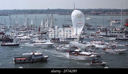 AJAX NEWS FOTOS. 1990. SOUTHAMPTON, ENGLAND. - WHITBREAD RUND UM DIE WELT-RENNEN FINISHER - DIE YACHT MAIDEN, SKIPPER VON TRACY EDWARDS, DER EINZIGE EINTRAG MIT EINER ALL-GIRL-CREW, KOMMT IM ZIEL VON EINER FLOTTE VON WELL-WISHER UMGEBEN. FOTO: JONATHAN EASTLAND/AJAX REF:902205 28 Stockfoto