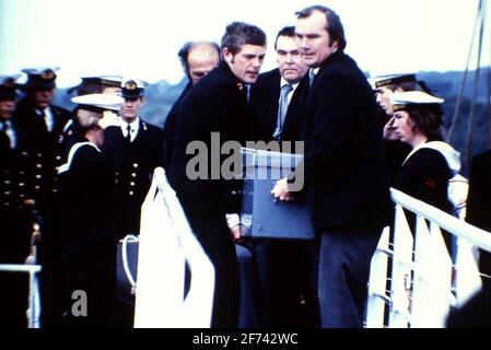 AJAX NEWS FOTOS. AUGUST 1979. PLYMOUTH, ENGLAND. - FASTNET RACE YACHTING TRAGÖDIE - OPFER DER SCHLIMMSTEN YACHTING TRAGÖDIE IN DER GESCHICHTE - DER KÖRPER EINES SEGLERS VON DER YACHT TROPHÄE, DER ERTRANK, ALS DIE YACHT VON EINEM HEFTIGEN STURM ÜBERWÄLTIGT WURDE, DER VON DER NIEDERLÄNDISCHEN FREGATTE OVERIJSSEL IN DEVONPORT AN LAND GEBRACHT WURDE. FOTO: JONATHAN EASTLAND/AJAX. REF:841866D 61 Stockfoto