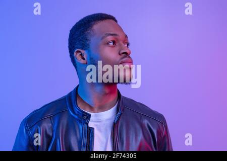 Schöner Junger Afroamerikanischer Mann In Stilvoller Lederjacke In Der Look Beiseite Stockfoto