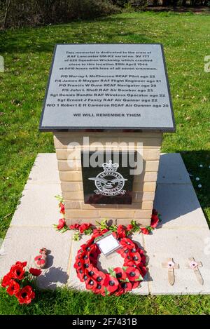 Denkmal für die Besatzungsmitglieder, die bei dem Absturz einer RAF Avro Lancaster im Krieg in Colchester, Essex, Großbritannien, getötet wurden. Gedenkstätte zum Zweiten Weltkrieg Stockfoto