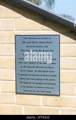 Denkmal für die Besatzungsmitglieder, die bei dem Absturz einer RAF Avro Lancaster im Krieg in Colchester, Essex, Großbritannien, getötet wurden. Gedenkstätte zum Zweiten Weltkrieg Stockfoto