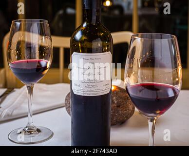 Ein Wein in Tränen: Banyuls, Domaine de la Rectorie 2014, Banyuls sur Mer, Frankreich Stockfoto
