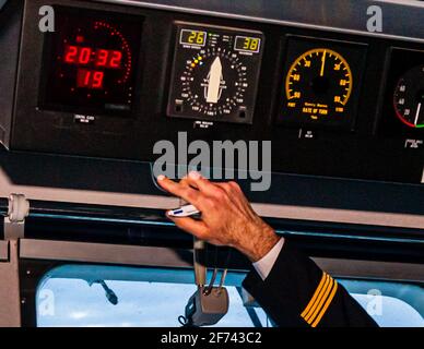 26 Knoten gibt die windgeschwindigkeit 90 Minuten vor Abflug an Vom Hafen von Plymouth Stockfoto