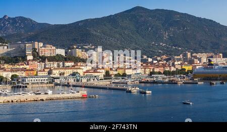 Ajaccio, Frankreich - 30. Juni 2015: Hafen von Ajaccio an einem sonnigen Morgen, Blick auf das Meer. Korsika Stockfoto
