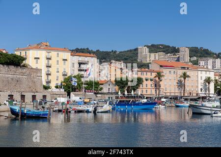 Ajacio, Frankreich - 30. Juni 2015: Bunte Boote liegen im alten Hafen von Ajacio auf Korsika Stockfoto