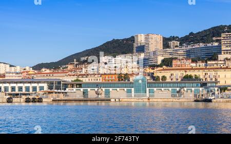 Ajacio, Frankreich - 30. Juni 2015: Hafen von Ajacio, Blick auf die Küste im Sommer an einem sonnigen Morgen. Korsika, Frankreich Stockfoto