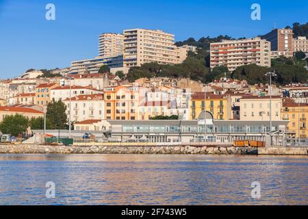 Ajaccio, Frankreich - 30. Juni 2015: Blick auf den Hafen von Ajaccio, Küstensommerlandschaft an einem sonnigen Morgen Stockfoto