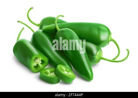 Jalapeno Paprika isoliert auf weißem Hintergrund. Grüner Chili-Pfeffer mit Schnittpfad und voller Schärfentiefe. Stockfoto