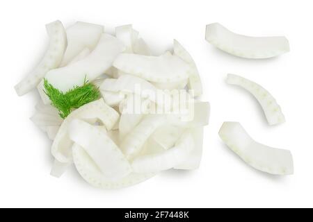 Frische Fenchel Zwiebel Scheiben isoliert auf weißem Hintergrund mit Clipping-Pfad. Draufsicht. Flach liegend Stockfoto