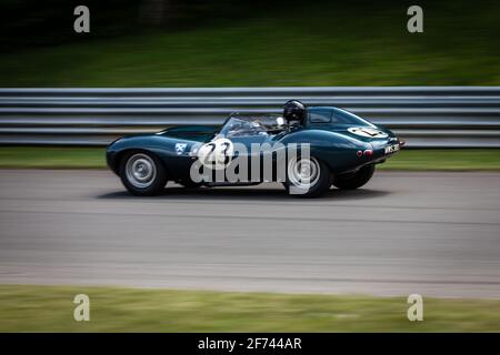 Jaguar D-Type auf der Rennstrecke Mont-Tremblant, im Besitz von Lawrence Stroll, Quebec, Kanada Stockfoto