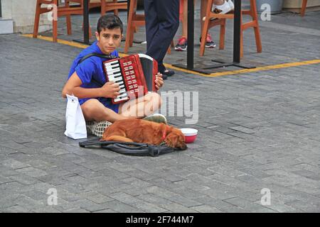 Junger Musiker und sein Hund in Heraklion, Kreta, Griechenland Stockfoto