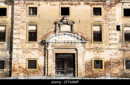 Verlassene Historische Gebäude Mit Holztür Und Ziegelfassade Stockfoto