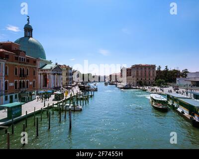 Venedig, Italien - 10. August 2019: Grand Canal in der Nähe des Hauptbahnhofs und der Kirche San Simeone Piccolo mit Booten. Alte Gebäude, blaues Wasser auf sonniger Sum Stockfoto