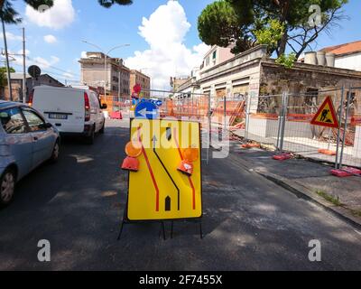 Rom, Italien - 18. August 2019: Straße unter Wiederaufbau Warnung Verkehrsschild, Umleitung auf Straßen der Stadt Stockfoto