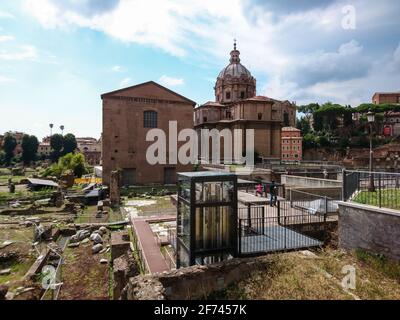 Rom, Italien - 18. August 2019: Ansicht der Chiesa Santi Luca e Martina martiri und der Curia Julia aus den Straßen von Rom, Italien Stockfoto