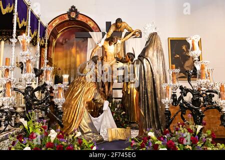 Huelva, Spanien - 1. April 2021: Prozession der heiligen Abstieg unseres Herrn Jesus Christus in der Parroquia Mayor de San Pedro de Huelva ausgestellt o Stockfoto