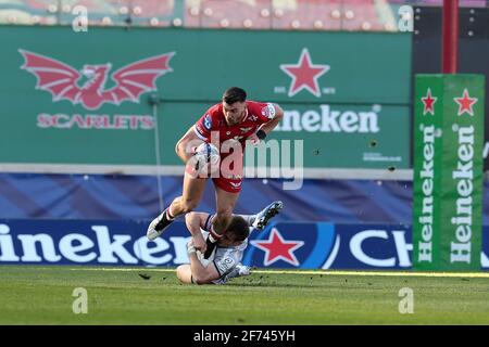 Llanelli, Großbritannien. April 2021. Johnny Williams von Scarlets wird angegangen. European Rugby Champions Cup, Runde von 16 Spiel, Scarlets V Sale Sharks im Parc y Scarlets Stadium in Llanelli, South Wales am Sonntag, 4. April 2021. PIC von Andrew Orchard/Andrew Orchard Sports Photography/Alamy Live News Credit: Andrew Orchard Sports Photography/Alamy Live News Stockfoto