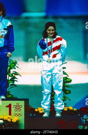 Bonnie Blair (USA) erhält ihre Bronzemedaille für die Frauen Olympische Winterspiele 1988/1000-m-Eisschnelllauf Stockfoto