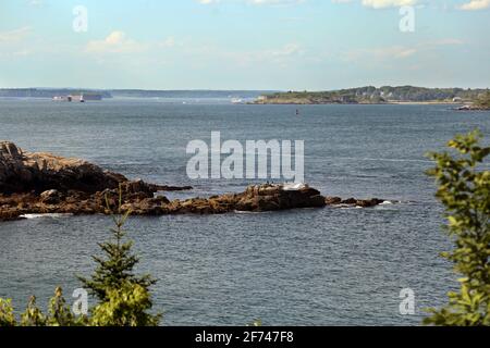 Blick auf die Bucht von Ocean Bay von der Klippe mit Felsvorsprung, Baumgrenze, Portlandinseln, geschwollene Wolken am Horizont, oberes Drittel abgeschnitten Stockfoto