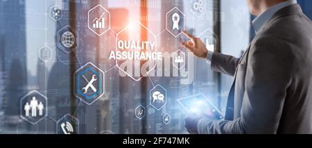 QA Geschäftsmann drücken Qualitätssicherung Taste auf virtuellen Bildschirmen. Stockfoto