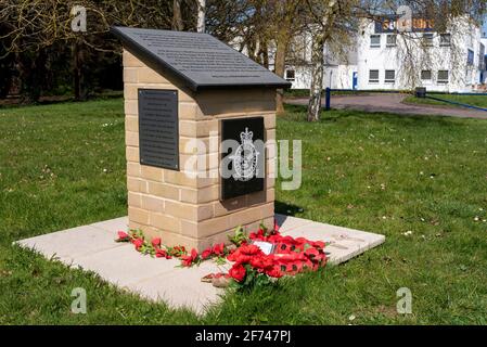 Denkmal für die Besatzungsmitglieder, die bei dem Absturz einer RAF Avro Lancaster im Krieg in Colchester, Essex, Großbritannien, getötet wurden. Gedenkstätte zum Zweiten Weltkrieg Stockfoto