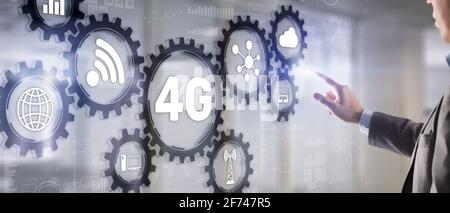 Geschäftsmann drückt seinen Finger auf 4G-Taste. Mobile Kommunikationskonzept. Stockfoto