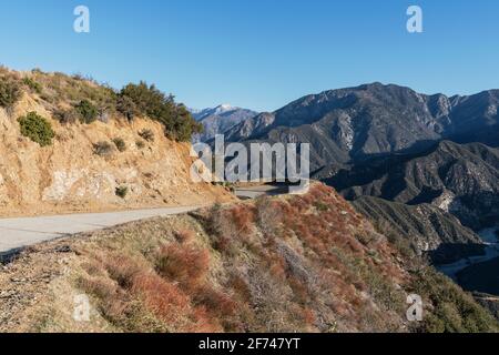 Blick auf die Kurve auf der Glendora Ridge Road in den San Gabriel Mountains im Los Angeles County California. Stockfoto