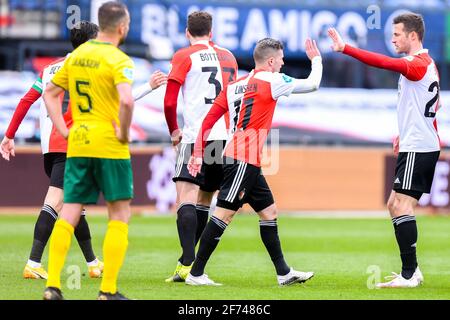 ROTTERDAM, NIEDERLANDE - 4. APRIL: Bryan Linssen von Feyenoord Rotterdam feiert sein Tor mit Teamkollegen während des Eredivisie-Spiels zwischen Feyenoo Stockfoto