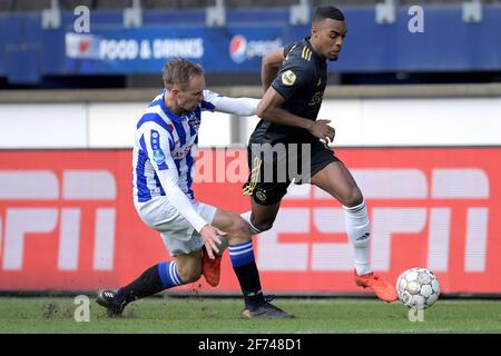 HEERENVEEN, NIEDERLANDE - 4. APRIL: Siem de Jong vom SC Heerenveen, Ryan Gravenberch von Ajax während des niederländischen Eredivisie-Spiels zwischen dem SC Heerenveen und Stockfoto