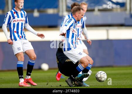 HEERENVEEN, NIEDERLANDE - 4. APRIL: Nicolas Tagliafico aus Ajax, Siem de Jong aus dem SC Heerenveen während des niederländischen Eredivisie-Spiels zwischen dem SC Heerenveen A Stockfoto