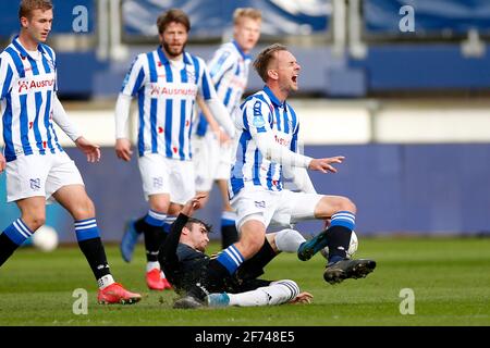 HEERENVEEN, NIEDERLANDE - 4. APRIL: Nicolas Tagliafico aus Ajax, Siem de Jong aus dem SC Heerenveen während des niederländischen Eredivisie-Spiels zwischen dem SC Heerenveen A Stockfoto