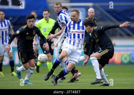 HEERENVEEN, NIEDERLANDE - 4. APRIL: Lisandro Martinez von Ajax, Siem de Jong vom SC Heerenveen während des niederländischen Eredivisie-Spiels zwischen SC Heerenveen und Stockfoto