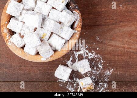 Nahaufnahme isolierte Bild der traditionellen türkischen Delight, ein beliebtes Dessert in der Türkei mit gummiartigen Konsistenz und Nussstückchen im Inneren. Würfel der Schwein Stockfoto