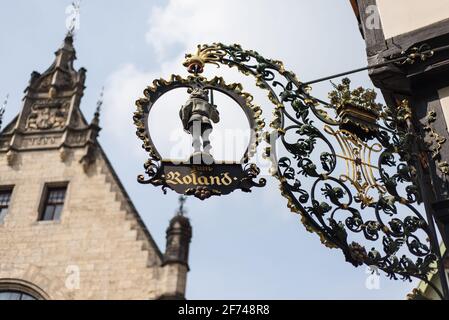Kaufen Sie das Schild mit dem legendären Ritter Roland auf dem Marktplatz von Quedlinburg ein Stockfoto