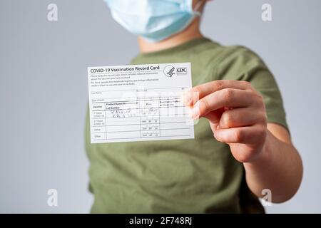 04-02-2021 Clarksburg, MD, USA: Es wird erwartet, dass Kinder vor Beginn des Schuljahres Impfstoffe erhalten. Konzeptbild mit einem Kind ho Stockfoto