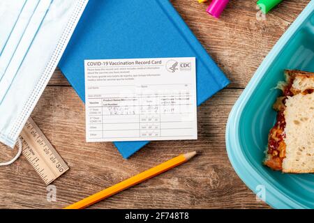 04-02-2021 Clarksburg, MD, USA: Es wird erwartet, dass Kinder vor Beginn des Schuljahres Impfstoffe erhalten. Konzeptbild mit einer Vaccina Stockfoto
