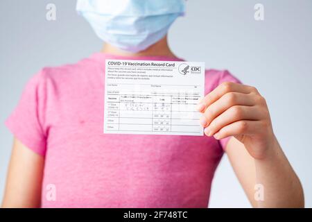 04-02-2021 Clarksburg, MD, USA: Es wird erwartet, dass Kinder vor Beginn des Schuljahres Impfstoffe erhalten. Konzeptbild mit einem Kind ho Stockfoto