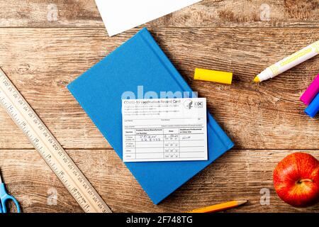 04-02-2021 Clarksburg, MD, USA: Es wird erwartet, dass Kinder vor Beginn des Schuljahres Impfstoffe erhalten. Konzeptbild mit einer Vaccina Stockfoto