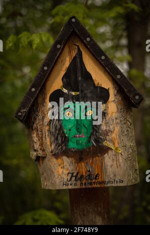 Eine Infotafel über Hexen im Wildpark von Thale im Harz - Informationstafel über Hexen im Thale Tierpark in der Harz Stockfoto