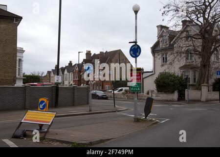 Schilder, die auf Straßensperrungen für Durchgangsverkehr aufgrund der Umgestaltung des Verkehrsnetzes hinweisen, Wellesley Road, Chiswick, West London, Großbritannien Stockfoto