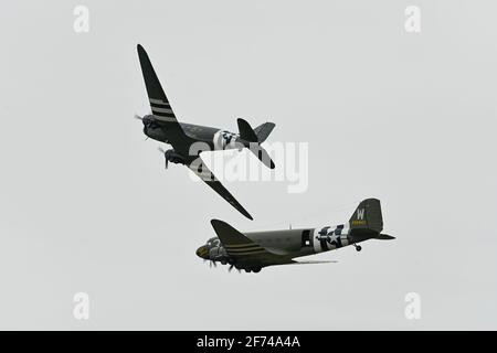 D-Day über Duxford Dakotas Stockfoto