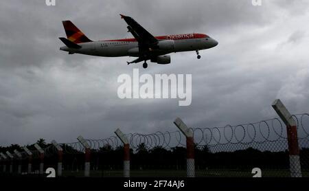 salvador, bahia / brasilien - 21. april 2013: Airbus der Firma Avianca wird während des Landevorgangs auf dem Flughafen der Stadt Salvador gesehen. *** Stockfoto